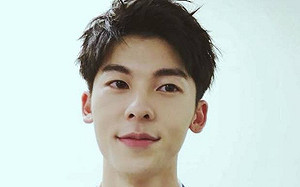 許光漢年收千萬竟被當新人對待？驚傳付「植劇場」2萬元培訓費換角