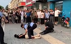 （影）緝凶現場！殺兩警通緝犯鬧市揮刀 中槍被捕