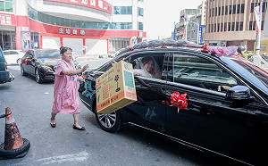 飆創意  嘉義市新娘出嫁從禮車丟下電風扇