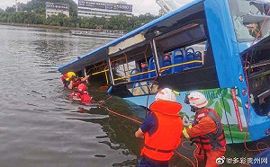 (影) 與乘客起衝突 大巴司機恐嚇「把車開到橋下 大家一起死」