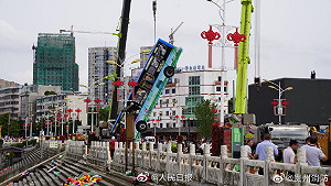 (影) 中國貴州大巴直衝水庫釀21死、15傷 傳車上還載多名高考考生