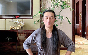 愛台灣？刷存在感？黃安關心兩岸  更關心「女大生掀裙風波」