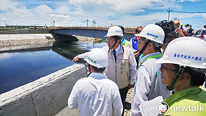 黃偉哲視察黑橋及護岸改建工程  要求如期如質完工