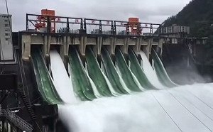 新安江水庫首度「9孔齊開」 半小時洩洪量堪比「西湖」儲水量
