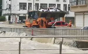 中國洪災高考也受害 大型推土機出動 直送考生赴考場