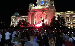 塞爾維亞再度封城引眾怒！國會廣場暴動數十人受傷