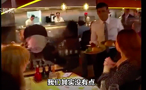 化身餐廳服務生拼經濟 英國財政大臣一出場就凸槌