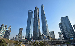 (影)中國式特色水舞間!  暴雨攻破中國第一高樓  60樓漏水狂洩到9樓