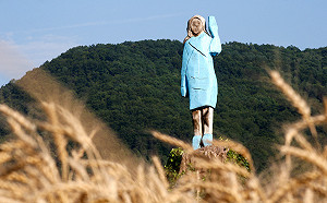 美國第一夫人木雕像遭放火 頭跟腳都被燒黑