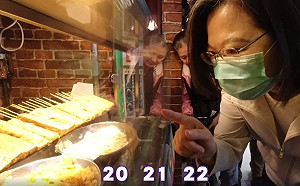 (影)深坑臭豆腐加香菜會更香嗎?  蔡英文:我要全部包起來