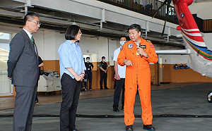 蔡英文幫空勤加薪！  飛行員每月多4萬  機組員鐘點漲2倍