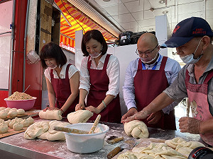 早餐店體驗一日店長  李眉蓁酸：有人當兵快退伍數饅頭過日子