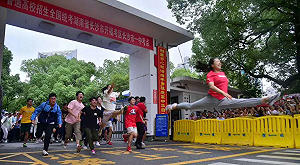 (影) 出高考考場驚人一跳爆紅 「一字馬女孩」原來是她....