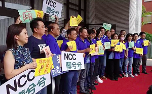 (影) 藍委拒投NCC人事案 選票寫字塗鴉還攜出場
