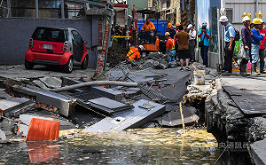 新北永和工地釀路面塌陷 對面公寓大門傾斜牆壁龜裂