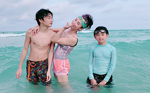 張柏芝曬12歲兒八塊腹肌！顏值身材神複製謝霆鋒