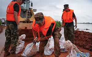 鄱陽湖雙峰南圩堤失守 村長帶抗洪官兵狂奔5公里逃生