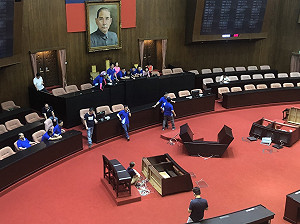 (影)陳菊人事案藍綠又爆衝突 藍委佔主席台、摔爛備詢台杯葛