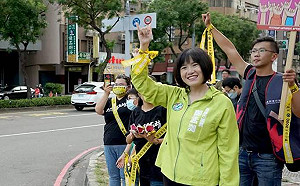 口號抄襲手機廣告 緑議員：李眉蓁要多加油