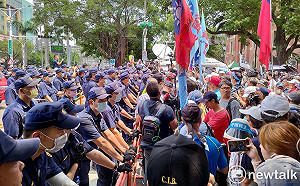 路權只申請一條 國民黨遊行抗議一出發就被擋