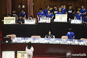 藍委佔主席台》高嘉瑜議場大唱三天三夜 藍委不滿回嗆