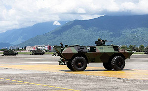 (影)聯合反特攻作戰  9輛裝甲車清晨穿越花蓮市區