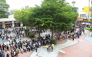 官方民間齊心振興  暑假首日遊樂園百貨公司湧現人潮