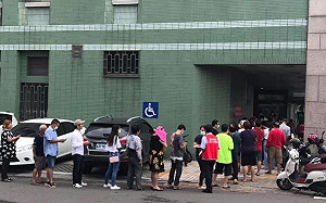 排三倍券排到嘴歪眼斜..... 他轟：這政策是出自哪位天才「踹共」