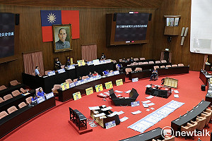 藍霸佔議場破壞設備 綠批 :「整個黨跳入扣分議題 這個黨真的瘋了!」