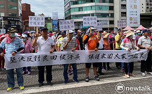 反對設立回收場 新屋民眾赴桃市府拉布條抗議