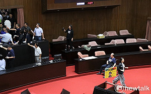 現場直擊》立院暴力衝突場面亂 推擠、揮拳、還有人坐輪椅看大戲