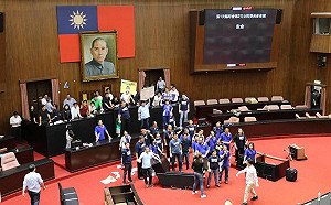 監院人事同意權明決戰！綠委全體夜宿議場 藍嗆突襲抗爭到底