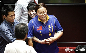 現場直擊》高嘉瑜雙手環抱陳玉珍 勸離她不要破壞投票區