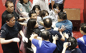 快訊》監委同意權投票結束  藍委發動「水球」攻擊主席台