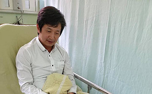 蔡適應與陳以信肢體碰撞  腳踝韌帶撕裂傷緊急送醫