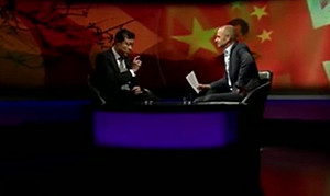 「維族人遭蒙眼押送慘況」在眼前播放 中國駐英大使:應該是假的