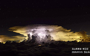 雨炸嘉義!玉山炸出美麗星雲共舞  氣象局:嘆為觀止可遇不可求