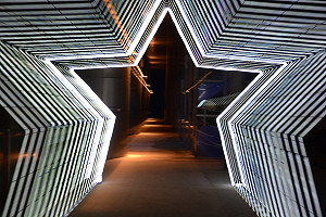 基隆夜晚拍照新亮點!徒步1公里走過漁港燈光廊道