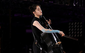 歐陽娜娜13個破洞襪穿上身  網友狠酸:根本時尚災難!
