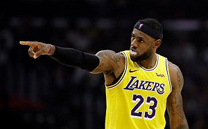 NBA/霸氣回歸熱身賽 詹皇全速衝刺單手爆扣(影)