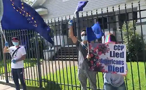 中國駐休士頓領館員工離開  100名抗議者高喊：結束中共、奪回中國