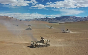 秀肌肉給印度看？中第76集團軍至高原實彈射擊