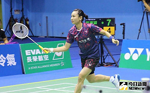 羽球／球后戴資穎親手餵黑馬　球迷羨慕：想當那匹馬(影)