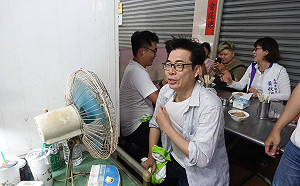 炎日高溫讓其邁受不了！網友直呼：真性情實在太可愛