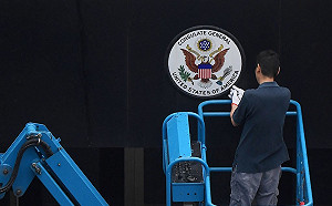 美駐成都總領事館拆除館徽 人員忙打包