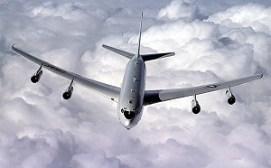 南海較勁：美機E-8C五度飛入 共機實彈演練