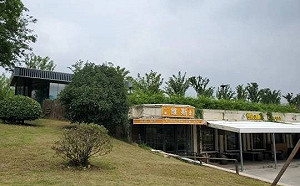 不怕潰堤？挖空長江下游「防洪大壩」違法蓋餐廳 業者：沒那麼嚴重