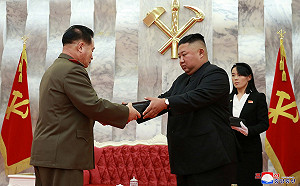 金正恩兄妹同框！韓戰結束67周年 頒授「白頭山」手槍給重要將領