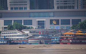 長江最大洪水過境重慶 地標朝天門泡在水裡