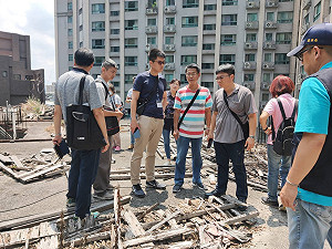 新北市府跨局處會勘新莊區池塘鬼屋 開罰並令改善